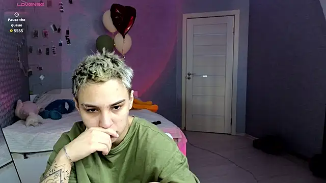 LuxuryLoverss online show from April 15, 2026, 11:27 am