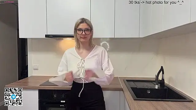 Snapshot of Carolini_i chatting on April 21, 2026, 5:41 pm Carolini i online show from April 21, 2026, 5:41 pm