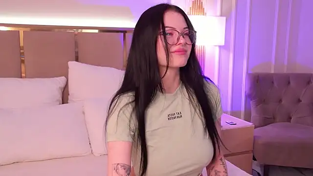 CindyMil online show from March 4, 2026, 6:21 am