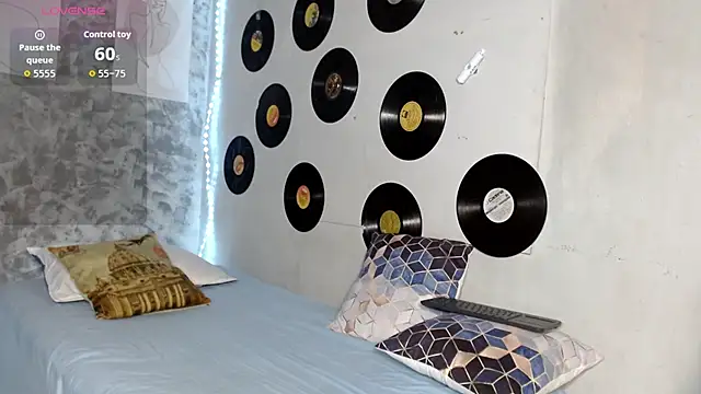 Snapshot of medusafox_ chatting on February 27, 2026, 7:35 pm medusafox online show from February 27, 2026, 7:35 pm