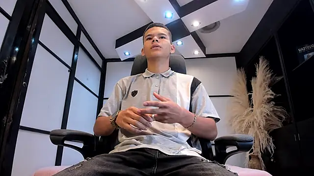 DylanRoyce  online show from April 10, 2026, 12:34 pm