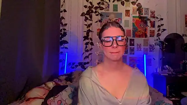 Snapshot of moonvampiq chatting on February 27, 2026, 8:08 pm moonvampiq online show from February 27, 2026, 8:08 pm