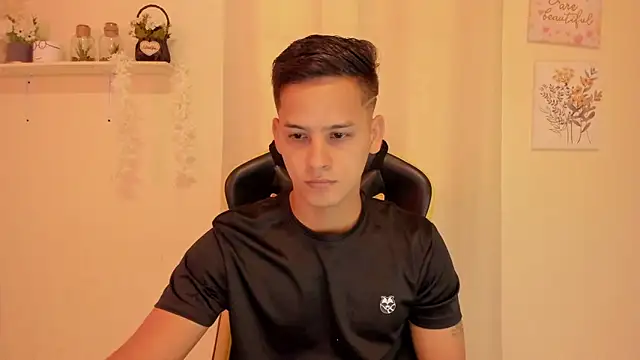 Snapshot of sexy_andres01 chatting on April 25, 2026, 2:47 pm sexy andres01 online show from April 25, 2026, 2:47 pm
