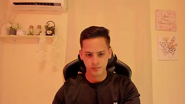 Snapshot of sexy_andres01 chatting on April 11, 2026, 2:43 pm sexy andres01 online show from April 11, 2026, 2:43 pm