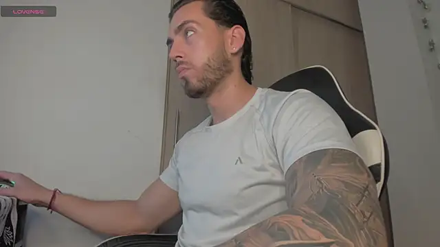 Axel  Blaze online show from April 17, 2026, 12:41 pm