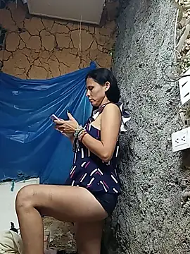yuliitza4 online show from May 18, 2026, 10:25 pm