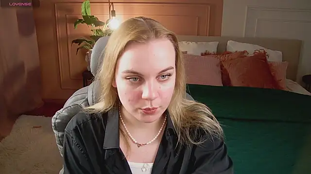 Glow Margo online show from April 18, 2026, 1:08 am