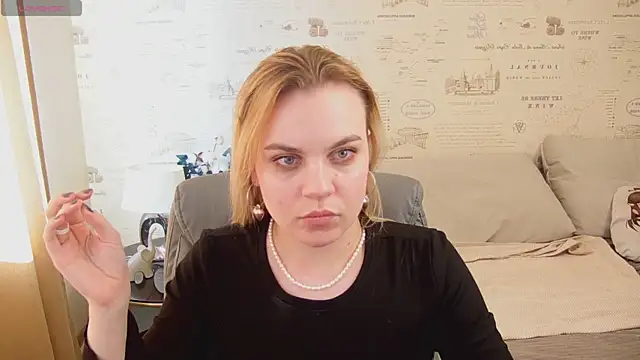 Snapshot of Glow_Margo chatting on June 3, 2026, 1:17 am Glow Margo online show from June 3, 2026, 1:17 am