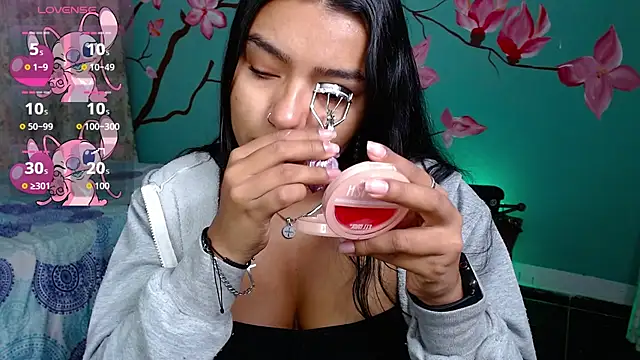 NoelleVireaux online show from April 10, 2026, 10:44 am