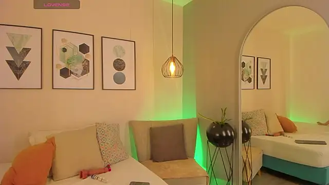 ariavelvet  online show from March 17, 2026, 1:41 am