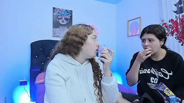 valeria and zoe online show from March 11, 2026, 2:33 pm