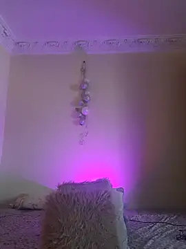 LunaBlaise online show from May 5, 2026, 7:33 am