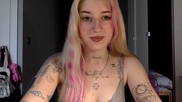 Snapshot of EmmyWet chatting on July 7, 2026, 4:21 pm EmmyWet online show from July 7, 2026, 4:21 pm