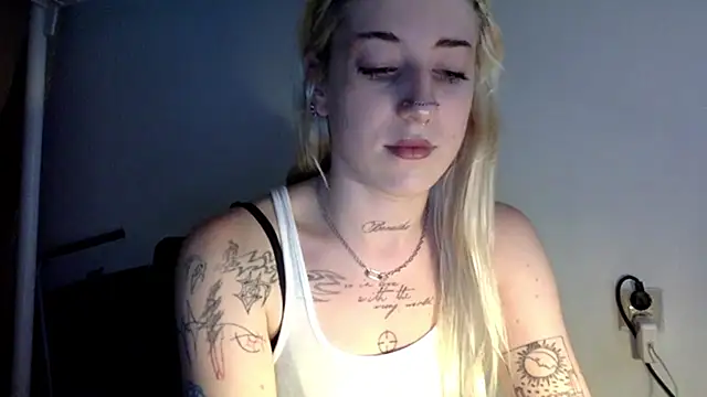 Snapshot of EmmyWet chatting on June 23, 2026, 6:28 pm EmmyWet online show from June 23, 2026, 6:28 pm