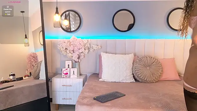 Grace Williams  online show from April 14, 2026, 8:36 pm