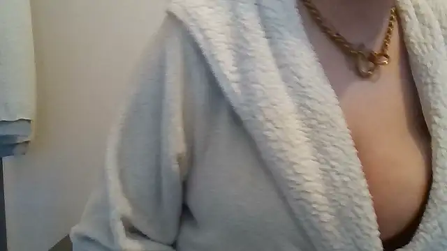 StaceyXOXO online show from April 19, 2026, 10:27 am