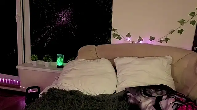 AnthonyCuutie online show from April 18, 2026, 8:09 pm