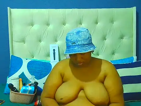 Snapshot of Cuddle_Zee chatting on March 1, 2026, 9:37 pm Cuddle Zee online show from March 1, 2026, 9:37 pm