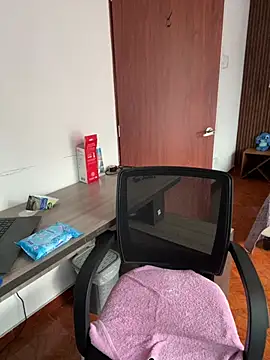 Emi rousse online show from March 18, 2026, 12:19 pm