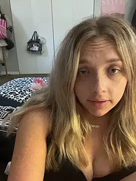 Snapshot of imkhloe chatting on July 21, 2026, 8:32 pm imkhloe online show from July 21, 2026, 8:32 pm