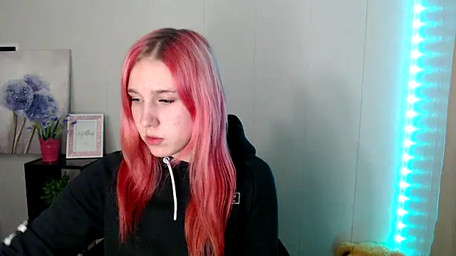 Scarlett lil online show from April 10, 2026, 9:27 am