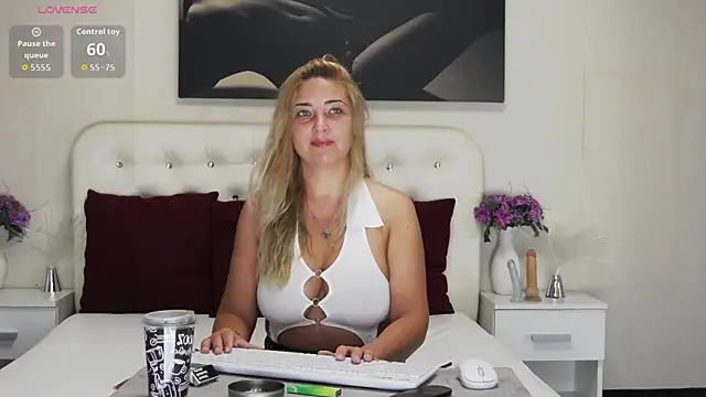 Snapshot of MellanieBliss chatting on July 31, 2026, 4:45 am MellanieBliss online show from July 31, 2026, 4:45 am