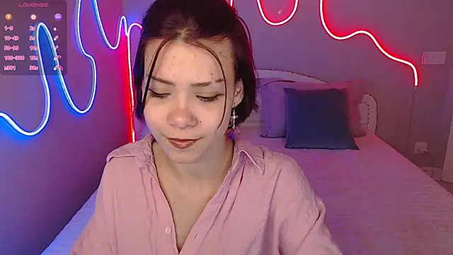 llittle-peachh online show from April 7, 2026, 7:59 pm