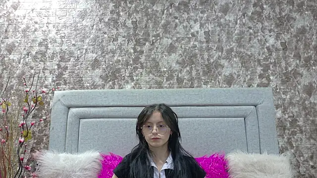 Naomimolie online show from June 19, 2026, 12:33 pm