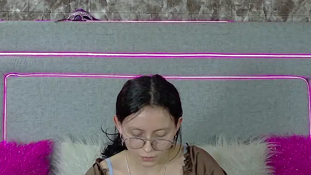 Naomimolie online show from July 16, 2026, 12:02 pm