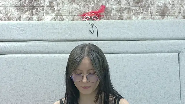 Naomimolie online show from June 16, 2026, 12:05 pm