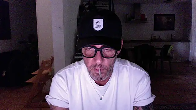 Snapshot of love_save_the_world chatting on July 13, 2026, 9:08 am love save the world online show from July 13, 2026, 9:08 am
