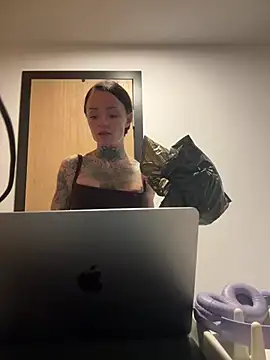 Snapshot of SkinnyLilly chatting on June 9, 2026, 7:37 pm SkinnyLilly online show from June 9, 2026, 7:37 pm