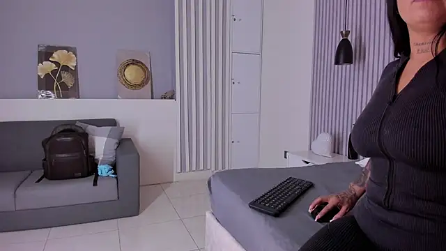 ManuelaMontes  online show from April 15, 2026, 11:38 am