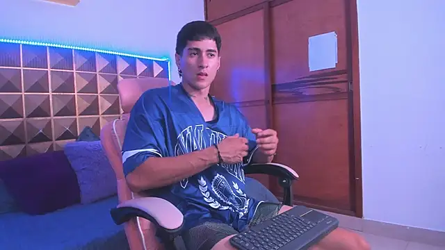 Snapshot of Dark_Valentino_ chatting on June 15, 2026, 12:01 am Dark Valentino online show from June 15, 2026, 12:01 am