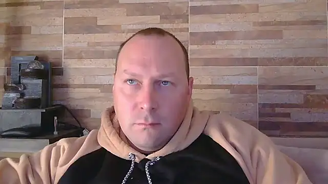 Snapshot of lustonfan chatting on May 18, 2026, 11:37 am lustonfan online show from May 18, 2026, 11:37 am