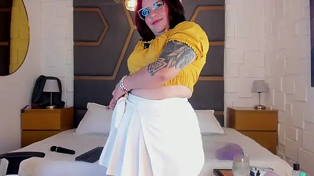 juana valkiria online show from May 7, 2026, 3:44 am