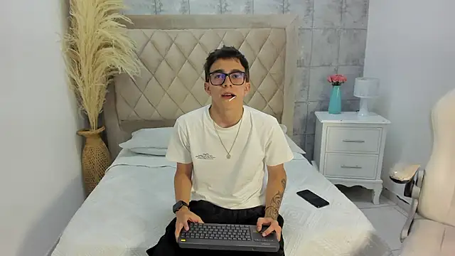 TylerCross  online show from March 17, 2026, 8:45 pm