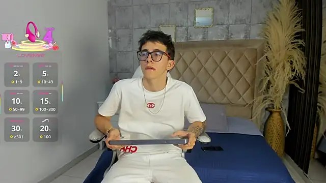 TylerCross  online show from March 30, 2026, 8:32 pm