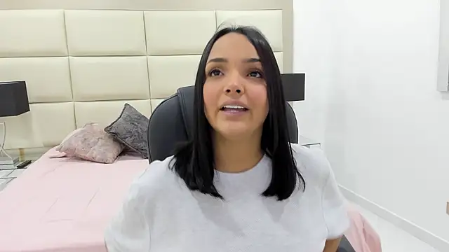Snapshot of Chloelarsons chatting on May 13, 2026, 11:23 pm Chloelarsons online show from May 13, 2026, 11:23 pm