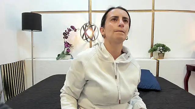 BrendaCantorel online show from April 1, 2026, 11:44 am