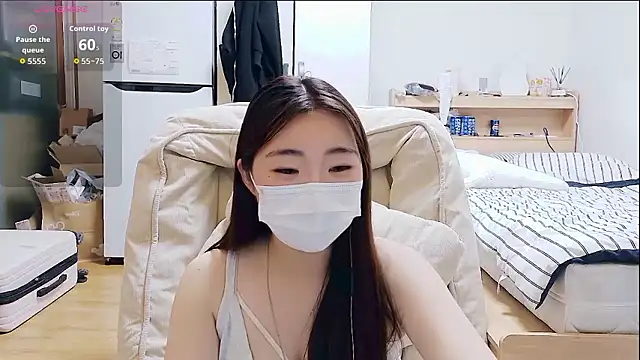 Berry Chuu online show from May 4, 2026, 6:11 pm