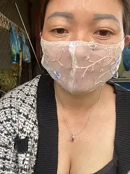 Bling-pusy online show from March 12, 2026, 4:40 am