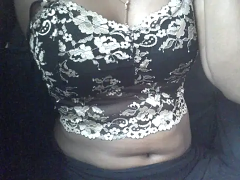 Snapshot of Couplehot00 chatting on July 8, 2026, 9:32 am Couplehot00 online show from July 8, 2026, 9:32 am