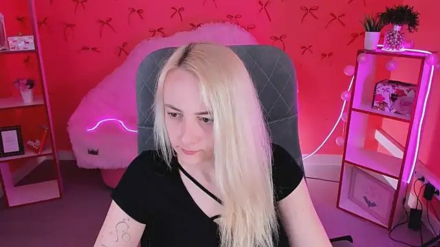 CarolMoor online show from April 17, 2026, 9:12 am