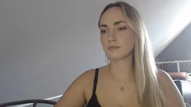 Snapshot of ScarlettSensitive chatting on July 29, 2026, 2:16 pm ScarlettSensitive online show from July 29, 2026, 2:16 pm