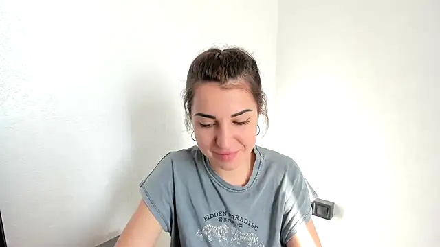 summmmersky1 online show from April 14, 2026, 5:23 am