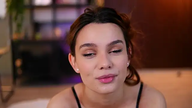 Lena Laurent online show from April 18, 2026, 9:44 am