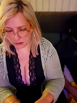Snapshot of LexySaint chatting on October 19, 2025, 4:21 pm LexySaint online show from October 19, 2025, 4:21 pm