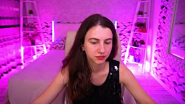 LittleJulii online show from June 10, 2026, 7:37 pm
