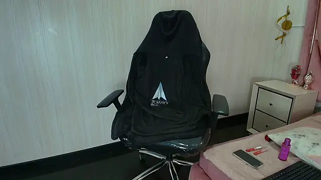 Helenn Moore online show from April 8, 2026, 12:28 pm